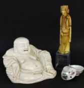 4 TEILE ASIATIKA Porzellanbuddha, 3 Sakeschälchen und Figur eines chin. Weisen. 4 PIECES OF ASIAN