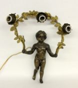 WANDLAMPE MIT PUTTO Frankreich, 19.Jh. Bronze, braun patiniert. In den Händen vergoldeter Rosenkranz