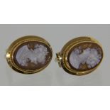 PAAR OHRSTECKER MIT MUSCHELKAMEEN 750/000 Gelbgold A PAIR OF STUD EARRINGS WITH SHELL CAMEOS 750/000