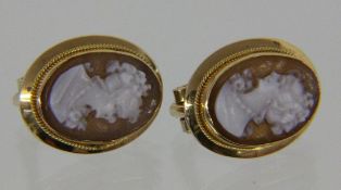 PAAR OHRSTECKER MIT MUSCHELKAMEEN 750/000 Gelbgold A PAIR OF STUD EARRINGS WITH SHELL CAMEOS 750/000