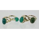 LOT VON 4 RINGEN 333/000 Gelbgold. 1x Jade, 3x Chrysopras. Brutto ca. 14g A LOT OF 4 RINGS, 333/