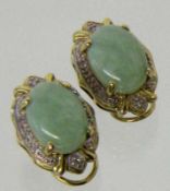 PAAR OHRCLIPSE 585/000 Gelbgold mit Jade. Brutto ca. 5,5g. L.2cm A PAIR OF EAR CLIPS 585/000