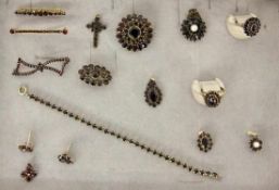 LOT 15 TEILE GRANATSCHMUCK Teils Silber vergoldet. A LOT OF 15 GARNET JEWELLERY PIECES Some with