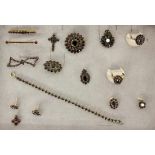 LOT 15 TEILE GRANATSCHMUCK Teils Silber vergoldet. A LOT OF 15 GARNET JEWELLERY PIECES Some with