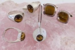 LOT VON 5 TEILEN SILBERSCHMUCK mit Tigerauge A LOT OF 5 SILVER JEWELLERY PIECES with tiger's eye