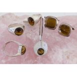 LOT VON 5 TEILEN SILBERSCHMUCK mit Tigerauge A LOT OF 5 SILVER JEWELLERY PIECES with tiger's eye