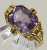 DAMENRING 585/000 Gelbgold mit Amethyst. Gr. 56, brutto ca. 3,9g A LADIES RING 585/000 yellow gold