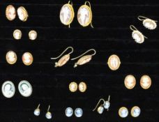 LOT VON 14 TEILEN SCHMUCK mit Kaméen A LOT OF 14 SILVER JEWELLERY PIECES with cameos