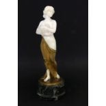 RIZEC, EMIL (attr.) Wien 1901 Junge Frau mit Weintrauben. Goldfarbene Bronze und Alabaster. Auf