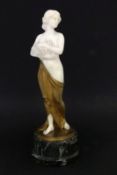 RIZEC, EMIL (attr.) Wien 1901 Junge Frau mit Weintrauben. Goldfarbene Bronze und Alabaster. Auf