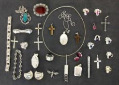 LOT VON 30 TEILEN SCHMUCK meist Silber A LOT OF 30 JEWELLERY PIECES mostly silver