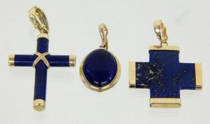 LOT VON 3 ANHÄNGERN 585/000 Gelbgold mit Lapislazuli. Brutto ca. 9,4g A LOT OF 3 PENDANTS 585/000