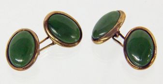 PAAR MANSCHETTENKNÖPFE 585/000 Gelbgold mit Jade. Brutto ca. 8g A PAIR OF CUFF LINKS 585/000