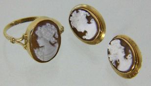 PAAR OHRSTECKER UND RING 750/000 Gelbgold mit Muschelkamée. D.1,5cm, Ring-Gr. 60. Brutto ca. 5g A