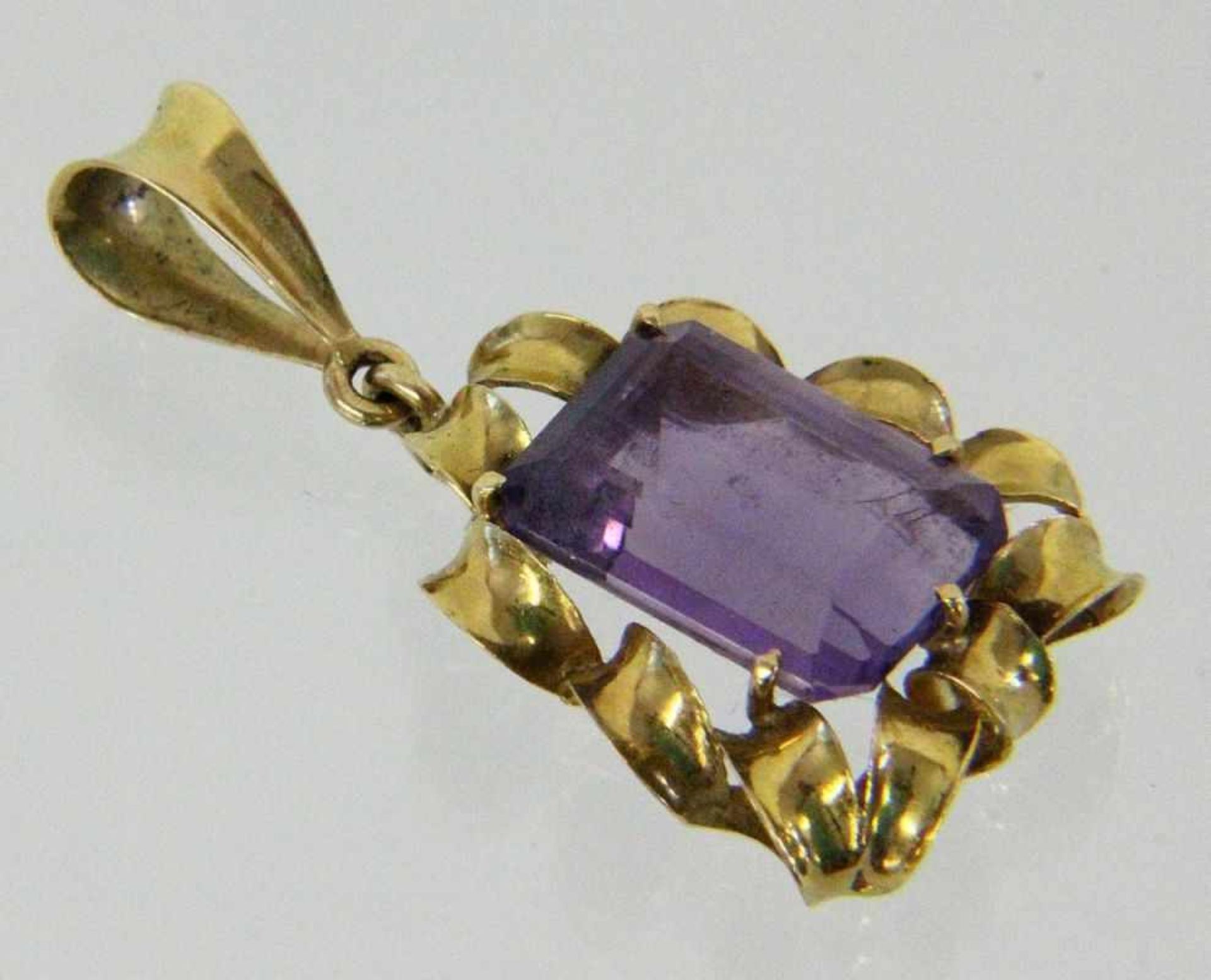 ANHÄNGER 750/000 Gelbgold mit Amethyst. L.4cm, brutto ca. 6,5g A PENDANT 750/000 yellow gold with