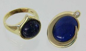 ANHÄNGER UND RING 585/000 Gelbgold mit Lapislazuli. Ring-Gr. 56, brutto ca. 10,2g A PENDANT AND A