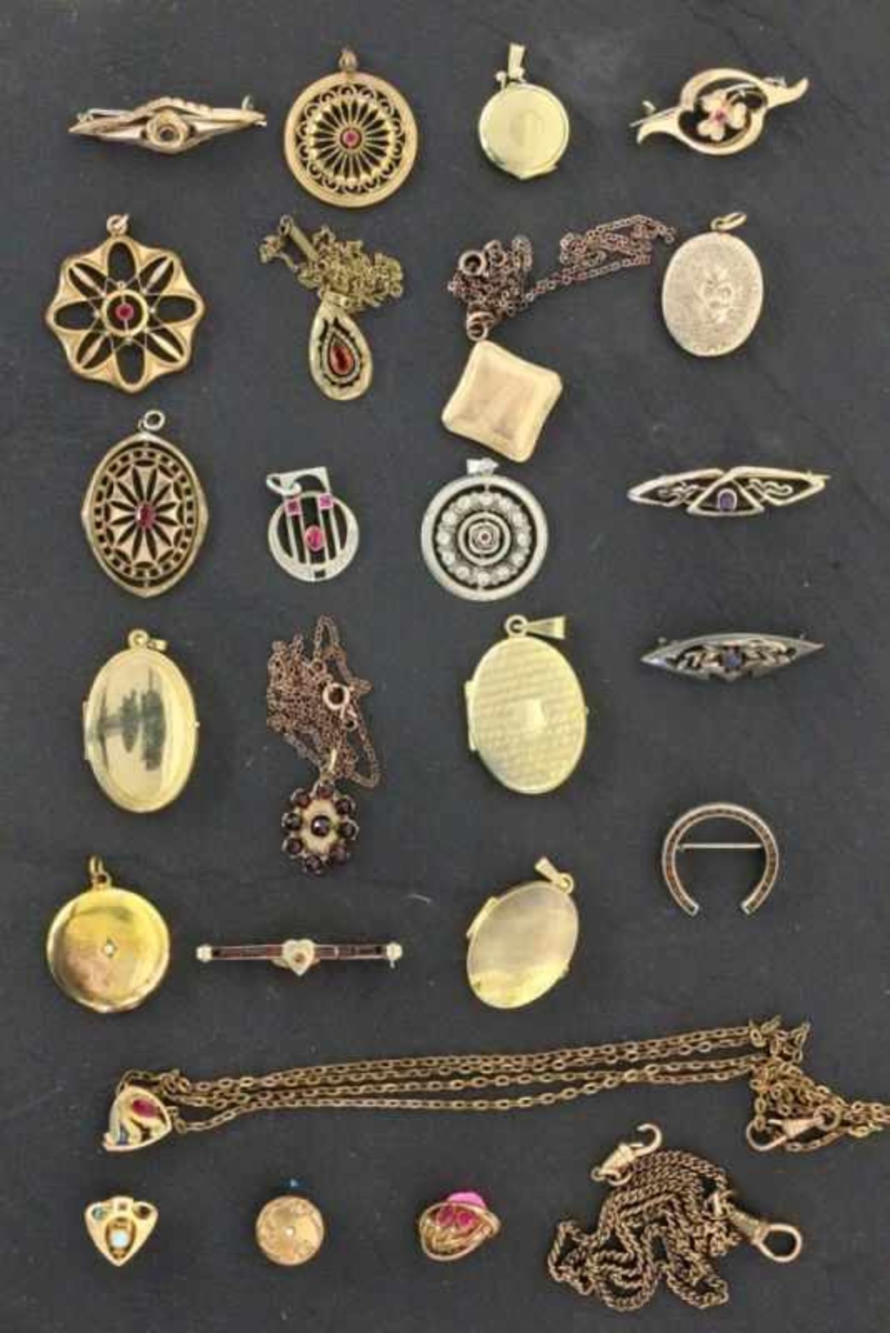 LOT VON 25 TEILEN ANTIKER SCHMUCK meist vergoldet A LOT OF 25 ANTIQUE JEWELLERY PIECES mostly gilt