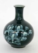 PORZELLANVASE wohl Japan Kugelform mit langem schlanken Hals. Grün glasiert mit Unterglasur gemaltem