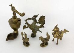 LOT VON 5 BRONZEN MIT VOGELMOTIVEN Indien 2 Weihrauchbrenner und 3 Vogelfiguren. H. 7 - 18 cm LOT OF