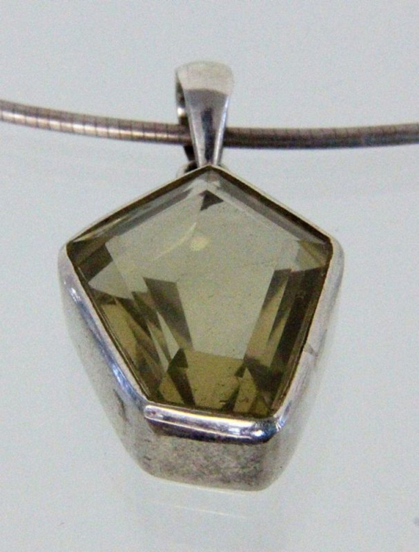 ANHÄNGER Silber mit Citrin. Dazu silberner Halreif A PENDANT Silver with citrine. Plus a silver