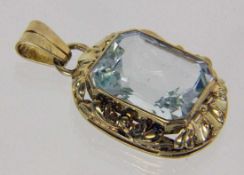 ANHÄNGER 585/000 Gelbgold mit Aquamarin, ca. 2,5x2cm. Brutto ca. 7,8g A PENDANT 585/000 yellow