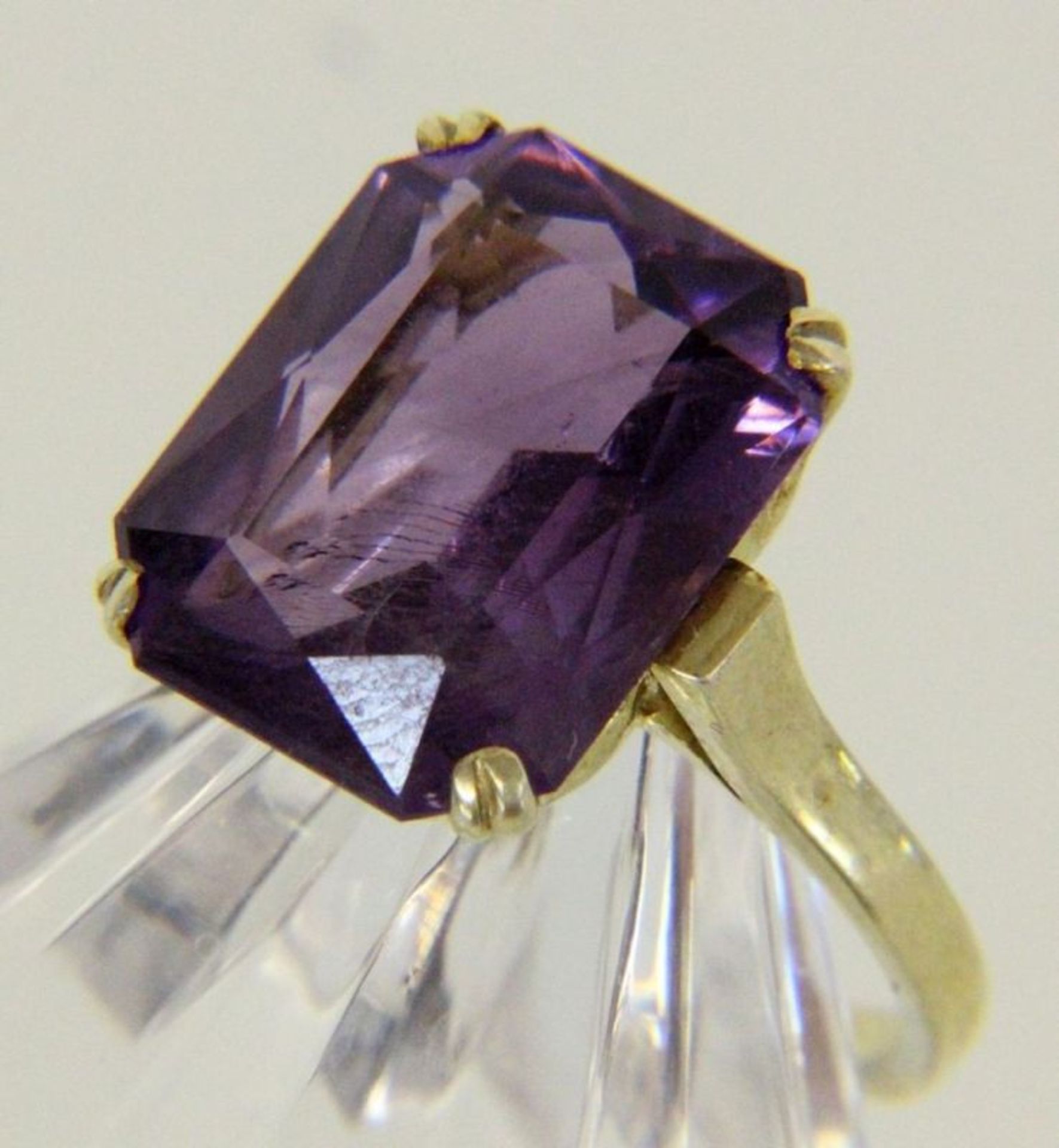 DAMENRING 585/000 Gelbgold mit Amethyst. Gr. 56, brutto ca. 4g A LADIES RING 585/000 yellow gold