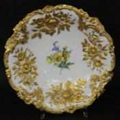 PRUNKTELLER Meissen 1924-34 Vergoldeter floraler Reliefdekor und farbige Blumen im Spiegel.