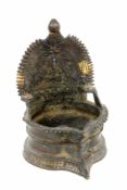 ÖLLAMPE MIT LAKSHMIMOTIV Indien Bronze. H.14,5cm. Altersspuren AN OIL LAMP WITH LAKSHMI MOTIF
