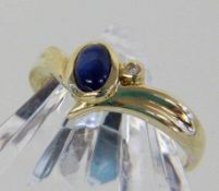 DAMENRING 585/000 Gelbgold mit Saphircabochon und Brillant. Gr. 56, brutto ca. 2,8g A LADIES RING