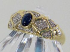 DAMENRING 585/000 Gelbgold mit Saphircabochon und Diamantbesatz. Gr. 56, brutto ca. 3g A LADIES RING