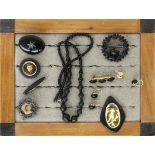 LOT VON 10 TEILEN TRAUERSCHMUCK A LOT OF 10 MOURNING JEWELLERY PIECES