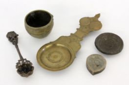 LOT VON 5 KLEINBRONZEN Indien 2 Schalen (D.7cm), Löffel (L.16cm) und Amulett (5,2x4,4cm) und Öllampe