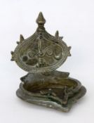ÖLLAMPE Indien Bronze. H.12,5cm AN OIL LAMP India Bronze. 12.5 cm high.