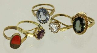 LOT VON 5 DAMENRINGEN 333/000 Gelbgold mit div. Edelsteinen. Brutto ca. 16g A LOT OF 5 LADIES