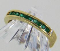 DAMENRING 750/000 Gelbgold mit 10 Smaragden in Kanalfassung. Gr. 60, brutto ca. 3,9g A LADIES RING