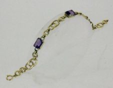 ARMBAND 333/000 Gelbgold mit Amethysten. L.19,5cm, brutto ca. 10g A BRACELET 333/000 yellow gold