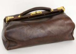 ALTE HEBAMMENTASCHE Leder mit Messingbeschlägen. 40x25cm AN OLD MIDWIFE'S BAG Leather with brass