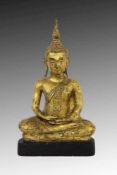 BUDDHA Thailand Sitzender Buddha in meditierender Haltung. Bronze, vergoldet. H.25,5cm, mit