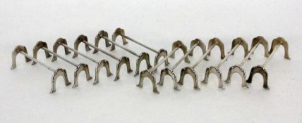 SATZ VON 12 MESSERBÄNKCHEN Versilbertes Metall. Firmenmarke. L.11cm A SET OF 12 KNIFE RESTS Silver-