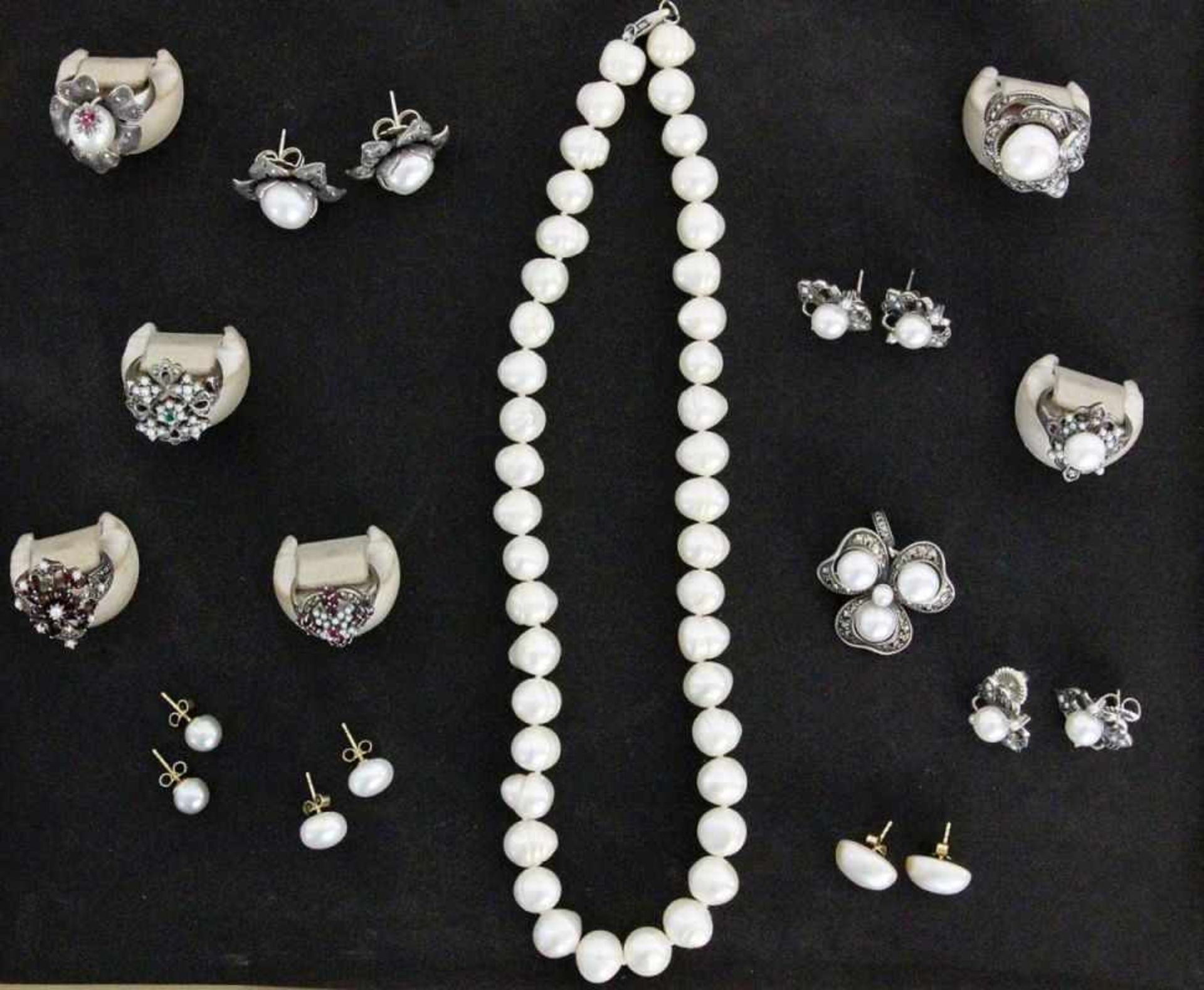 LOT 14 TEILE SILBERSCHMUCK mit Perlenbesatz A LOT OF 14 SILVER JEWELLERY ITEMS with pearls