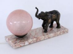 ART DECO TISCHLAMPE MIT ELEFANT Frankreich, 20.Jh. Lampenkugel aus rosa Glas und patinierte