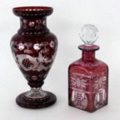 VASE UND KARAFFE MIT STÖPSEL Farbloses Glas mit rubinrotem Überfang und geschliffenem Dekor. H.26,