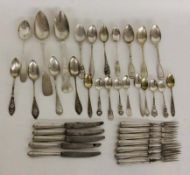 LOT ALTES SILBER 7 Obstgabeln, 5 Obstmesser und 24 Löffel. Zus. ca. 434g A LOT OF ANTIQUE SILVER