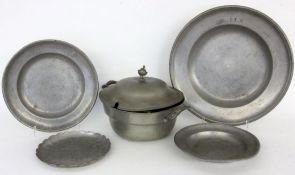 LOT ALTES 5 TEILE ZINN Deutsch, 18.Jh. 4 Platten, D.20,5-38cm, und Suppenterrine, H.21cm, D.26cm.