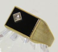 HERRENRING 333/000 Gelbgold mit Brillant und Onyx. Gr. 68, brutto ca. 3,3g A MEN'S RING 333/000