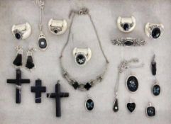 LOT 19 TEILE SILBERSCHMUCK mit Onyx A LOT OF 19 SILVER JEWELLERY ITEMS with onyx
