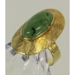 DAMENRING 585/000 Gelbgold mit Jade. Gr. 58, brutto ca. 6g A LADIES RING 585/000 yellow gold with