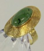 DAMENRING 585/000 Gelbgold mit Jade. Gr. 58, brutto ca. 6g A LADIES RING 585/000 yellow gold with