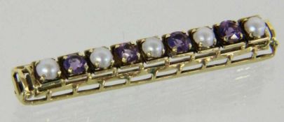 STABBROSCHE 585/000 Gelbgold mit 4 Amethysten. L.5cm, brutto ca. 6g A BAR BROOCH 585/000 yellow gold