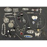 LOT VON 35 TEILEN SCHMUCK meist Silber A LOT OF 35 JEWELLERY PIECES mostly silver